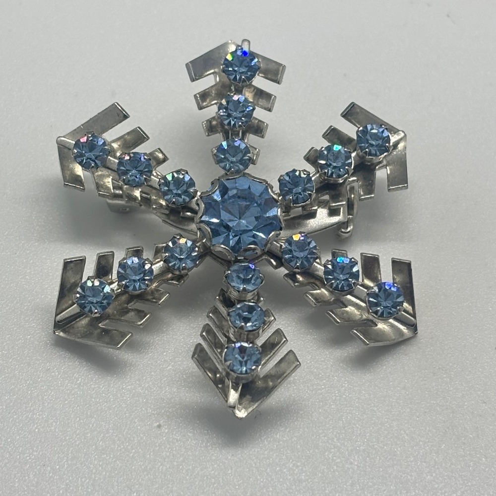Vintage Snowflake Brooch Womens Blue Rhinestone Silver Tone Winter Jewelry